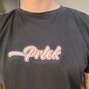 Majica z vezenim napisamo "Prlek"